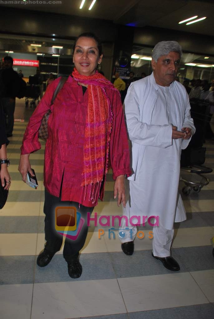 Shabana Azmi, Javed Akhtar arrive at Mumbai Airport from IIFA, Macau on 14th June 2009 