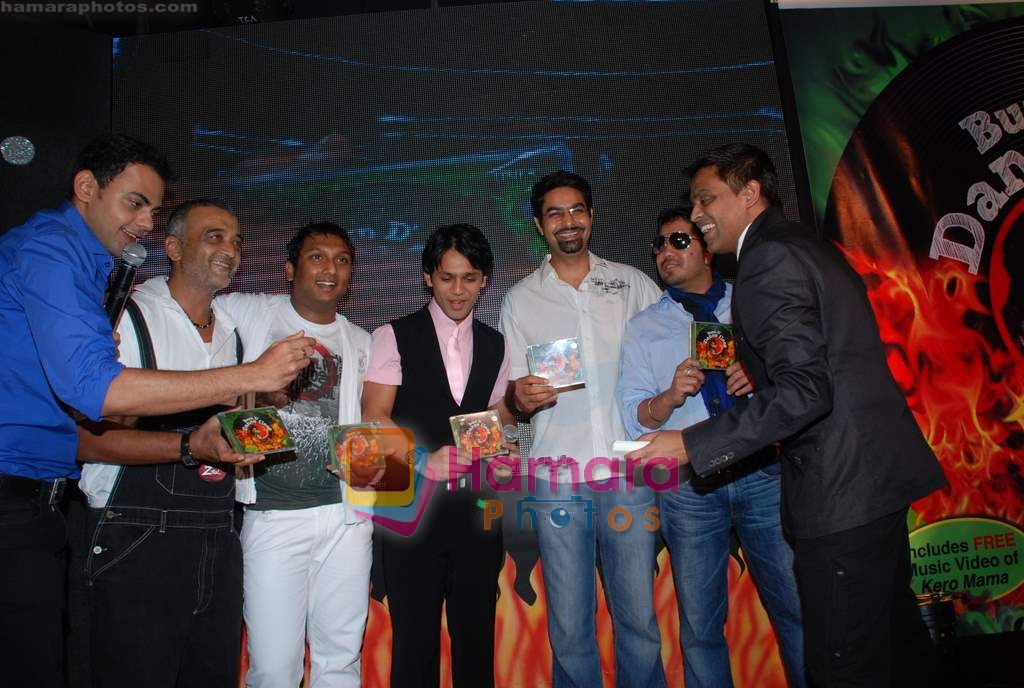 Lucky Ali, Mika Singh at the launch of DJ Praveen Nair's album in Enigma on 18th June 2009 