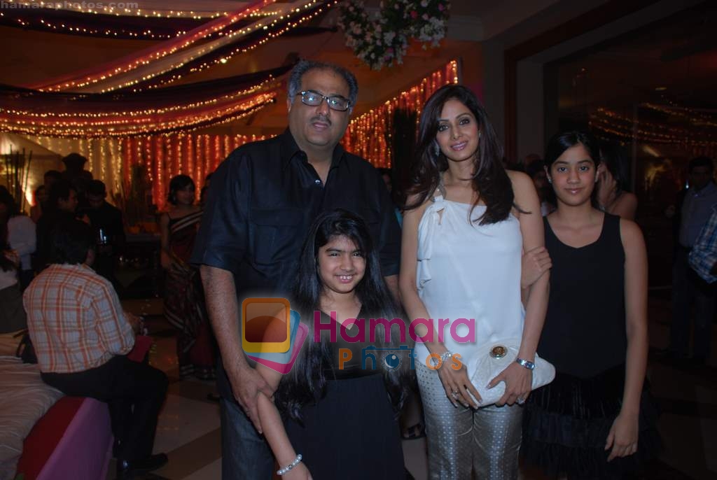 Sridevi, Boney Kapoor with Kids at Shagun show by Neeta Lulla on 21st June 2009 