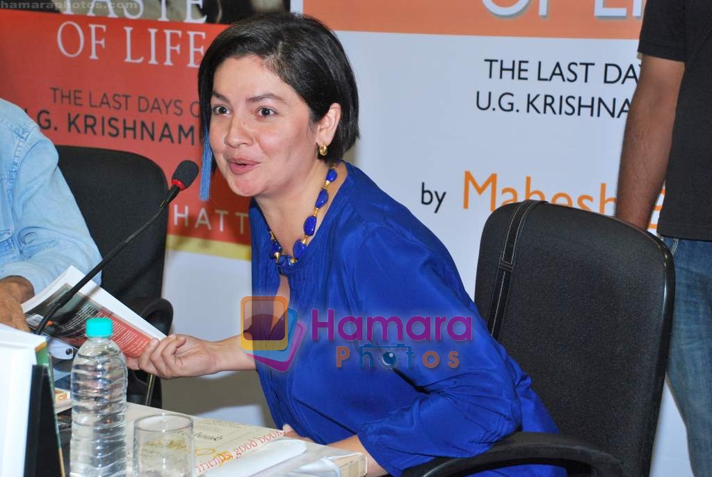 Pooja Bhatt at the Launch of Mahesh Bhatt's book A Taste of Life - The Last Days of UG Krishnamurthi in Crossword Book store on 22nd June 2009  
