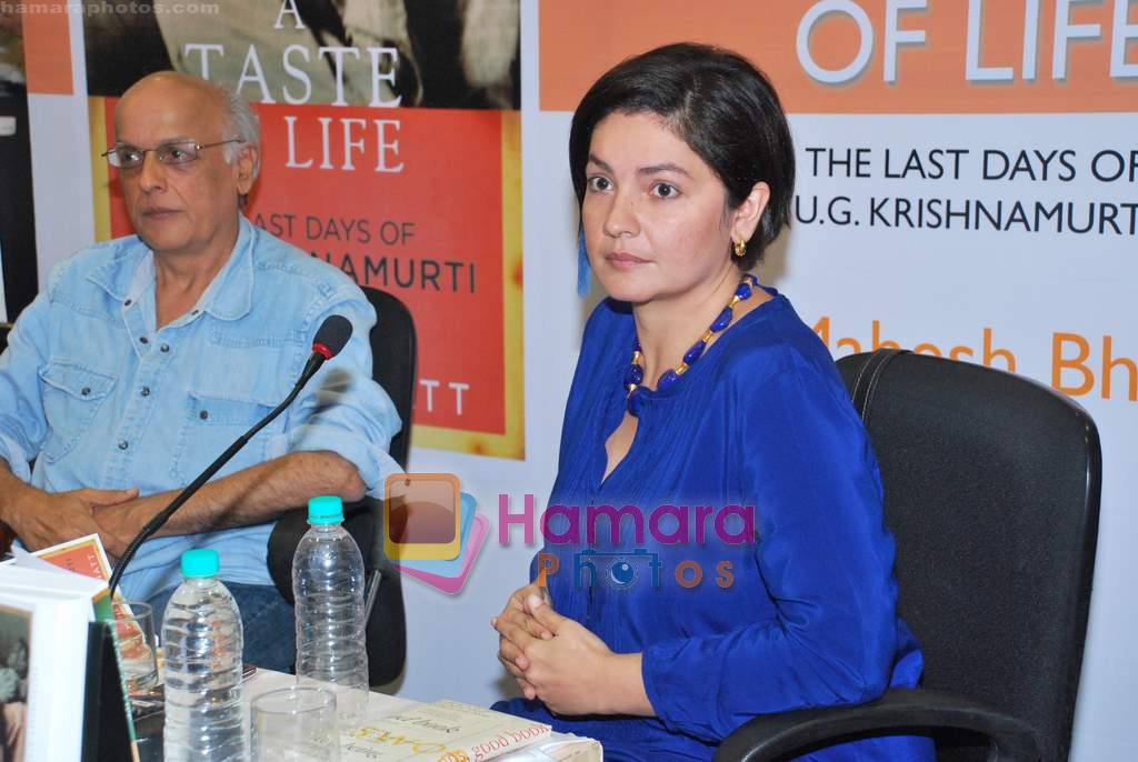 Pooja Bhatt, Mahesh Bhatt at the Launch of Mahesh Bhatt's book A Taste of Life - The Last Days of UG Krishnamurthi in Crossword Book store on 22nd June 2009  