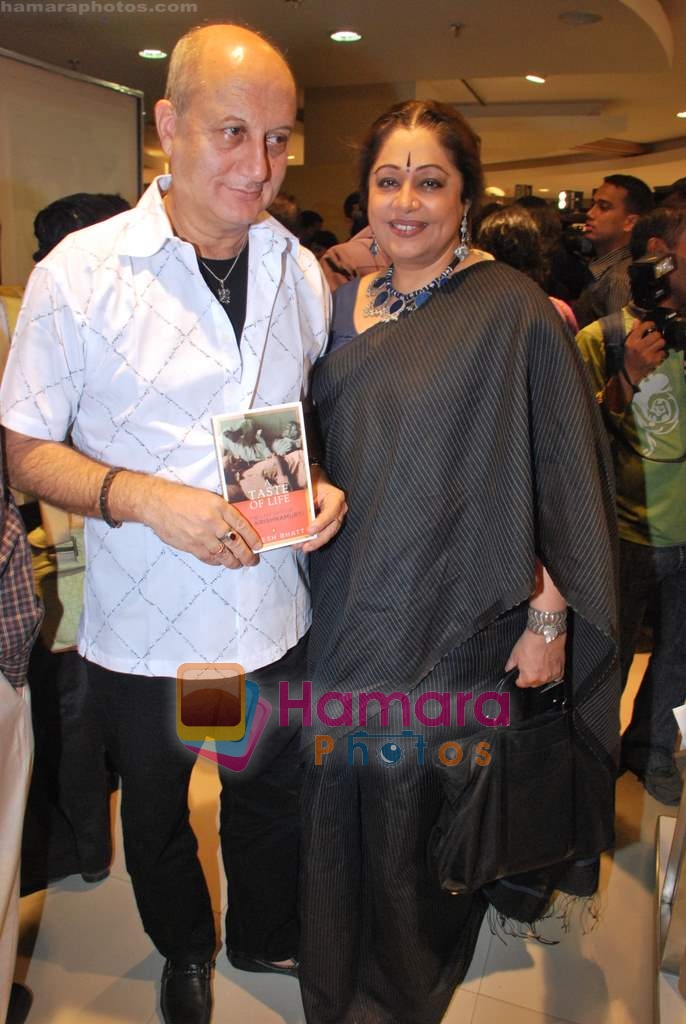 Anupam Kher and Kiron Kher at the Launch of Mahesh Bhatt's book A Taste of Life - The Last Days of UG Krishnamurthi in Crossword Book store on 22nd June 2009  