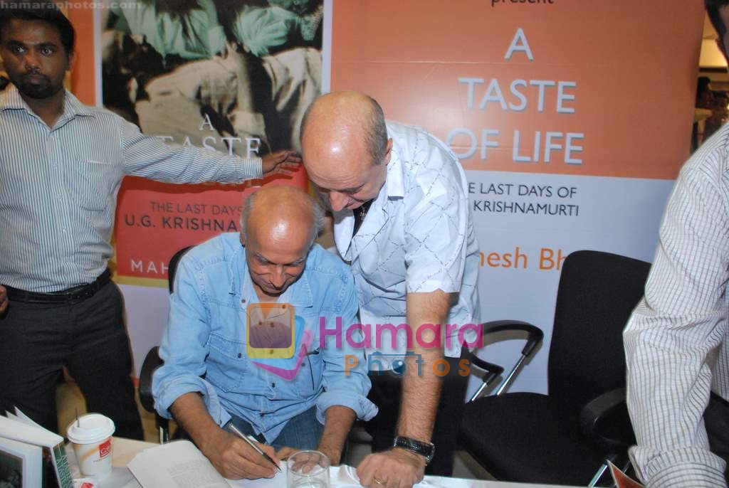 Anupam Kher, Mahesh Bhatt at the Launch of Mahesh Bhatt's book A Taste of Life - The Last Days of UG Krishnamurthi in Crossword Book store on 22nd June 2009  