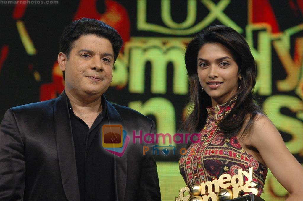 Deepika Padukone awarded  Rising Actress with Comic Excellence at Lux Comedy Honors 2009 on Star Gold with host Sajid Khan