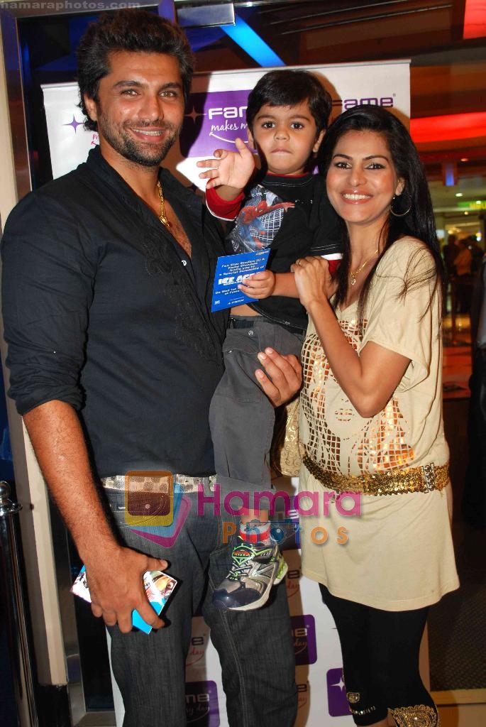 Chetan Hansraj with his wife and kid at ICE AGE 2 PREMIERE in Fame, Malad on 1st July 2009
