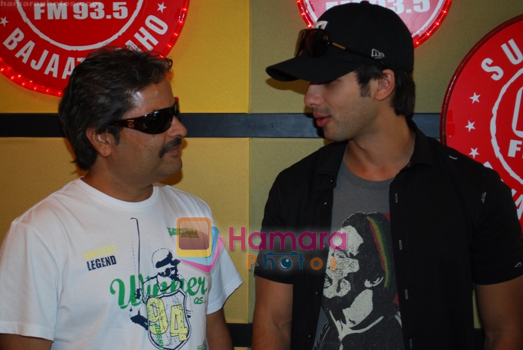 Shahid Kapoor, Vishal Bharadwaj promote Kaminay on Red FM in Mumbai on 1st July 2009 