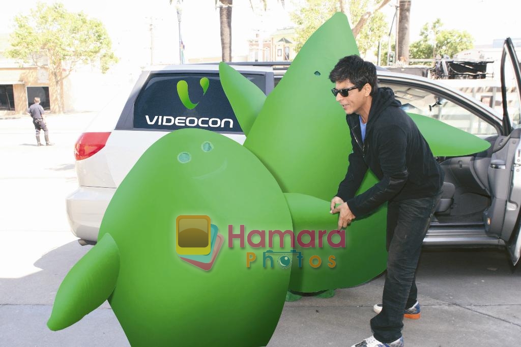 Shahrukh Khan celebrates with _New Friends_ Chouw & Mouw -Videocon's new Look in San Francisco!  on 25th June 2009 