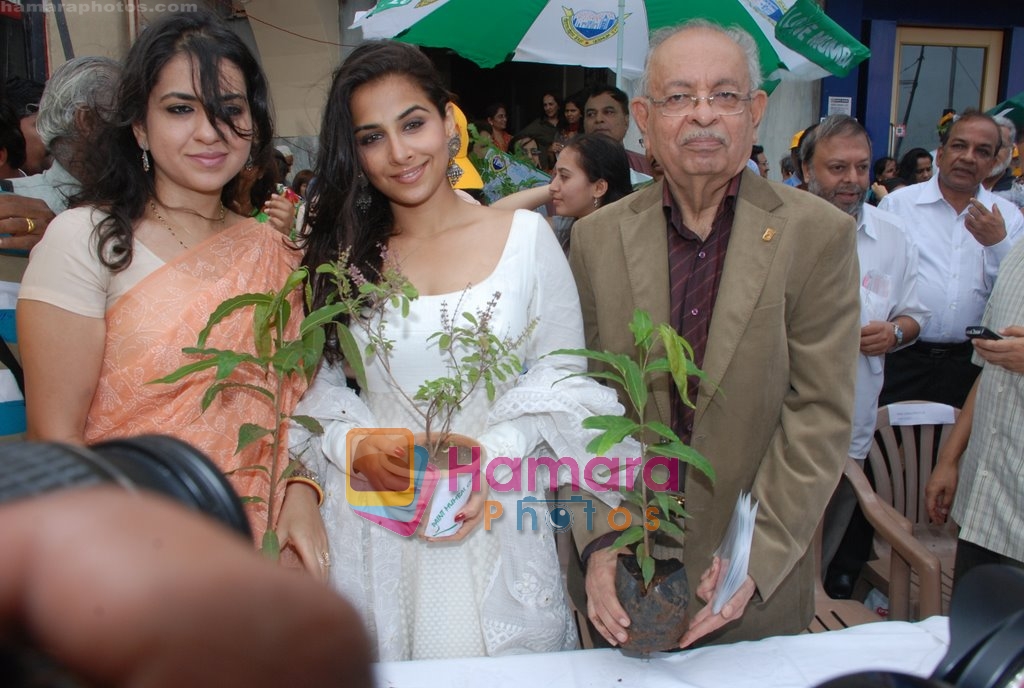 Vidya Balan, Shaina NC at I Love Mumbai plant sampling campaign on 11th July 2009 