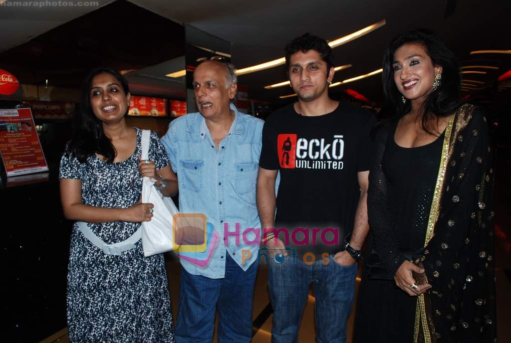 Mahesh Bhatt, Mohit Suri, Rituparna Sengupta at the Premiere of Jashnn in Cinemax, Mumbai on 16th July 2009 