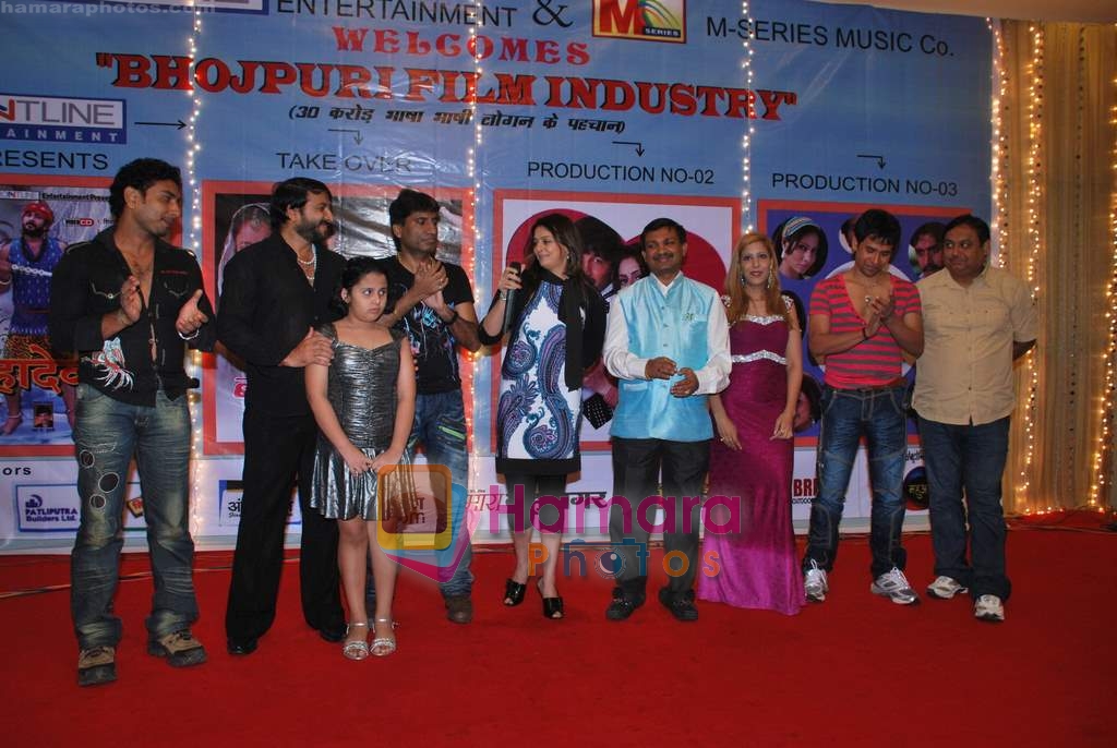 Nagma, Manoj Tiwari, Raju Shrivastav at Bhojpuri bash hosted by Front Line Entertainment and M-Series in Four Bungalows on 16th July 2009 
