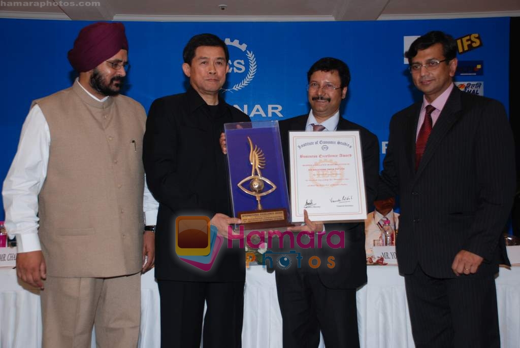 Tanay  Chheda awarded Pride of India Awards by former Deputy PM of Thailand in Taj Land's End on 20th July 2009 
