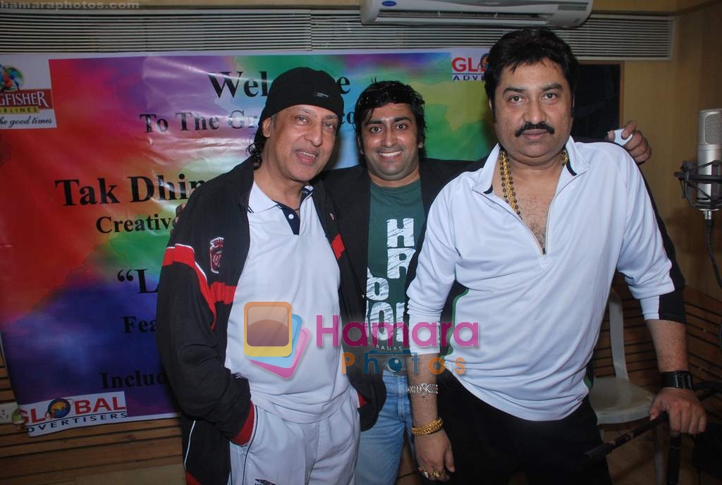 Bali Brahmabhatt, Kumar Sanu at Guinness record of 333 singers for peace song - let's Have Some Fun in MHADA on 20th July 2009  