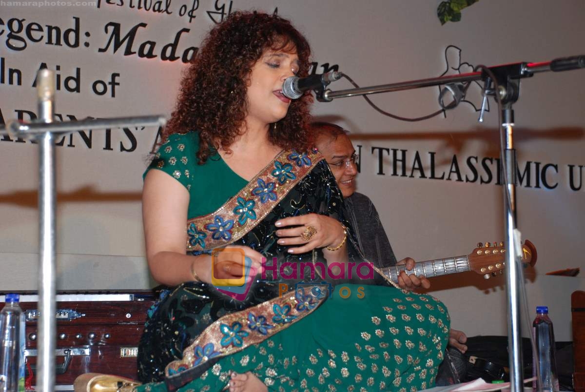 Peenaz Masani at Pankaj Udhas's Khazana show in memory of Madan Mohan on 25th July 2099 