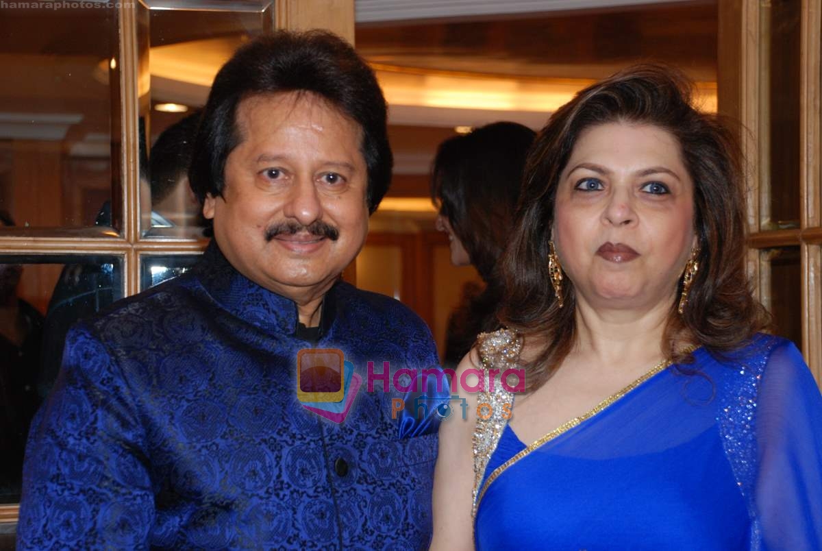 Pankaj Udhas with wife at Pankaj Udhas's Khazana show in memory of Madan Mohan on 25th July 2099 