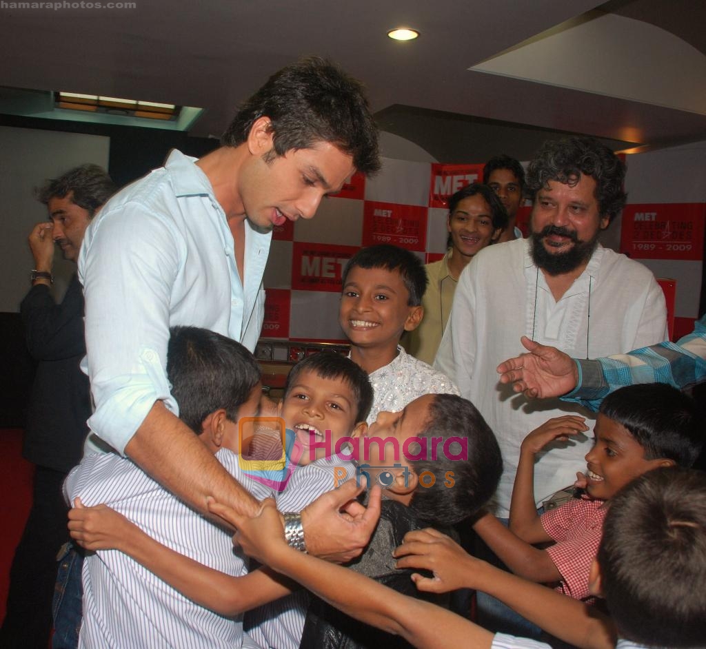 Shahid Kapoor at a documentary movie screening at MET college in Bandra, Mumbai on 25th July 2009 