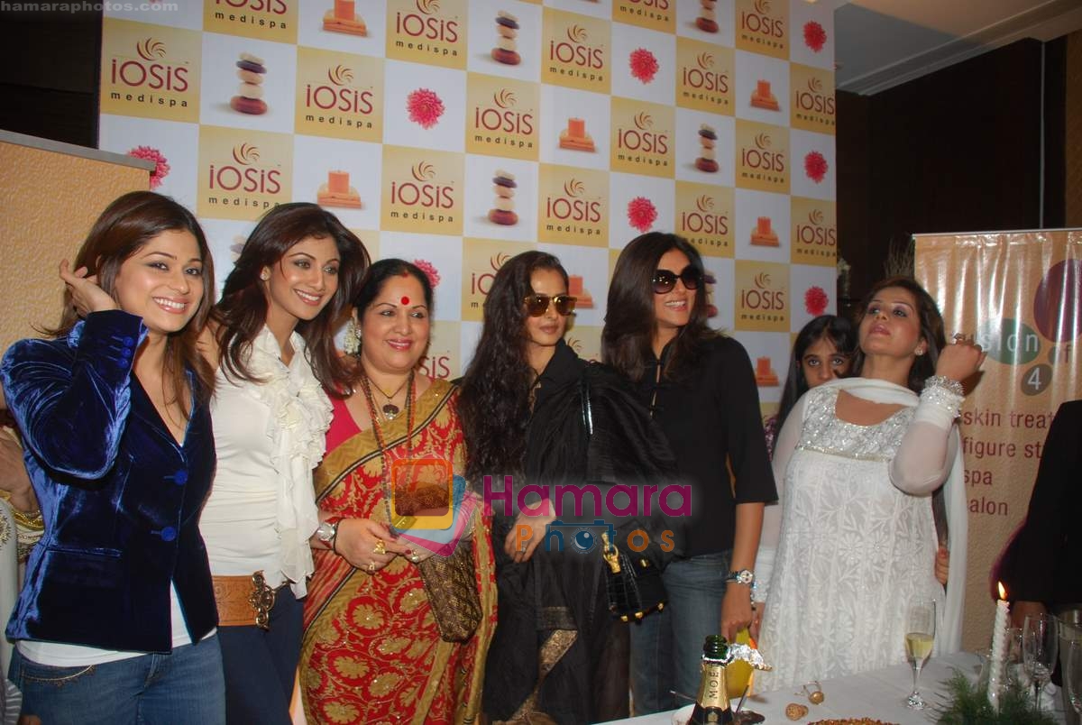 Sushmita Sen, Rekha, Shilpa Shetty, Kiran Bawa, Shamita Shetty, Sunanda Shetty at the launch of Shilpa Shetty's spa Iosis with Kiran Bawa on 26th July 2009