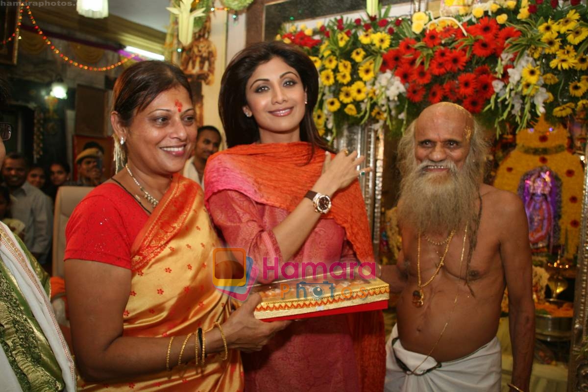 Shilpa Shetty visits temple on occasion of Nag Panchami in  Powai 28th July 2009 
