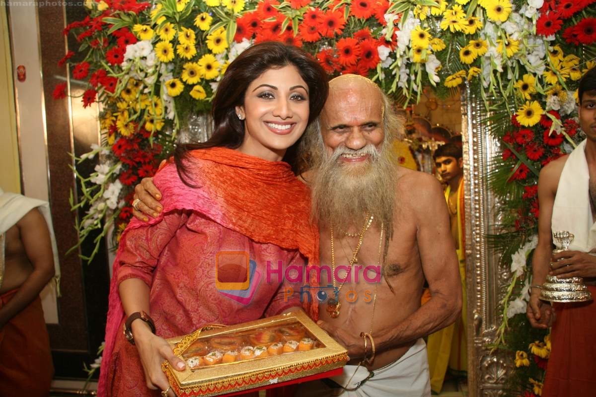 Shilpa Shetty visits temple on occasion of Nag Panchami in  Powai 28th July 2009 
