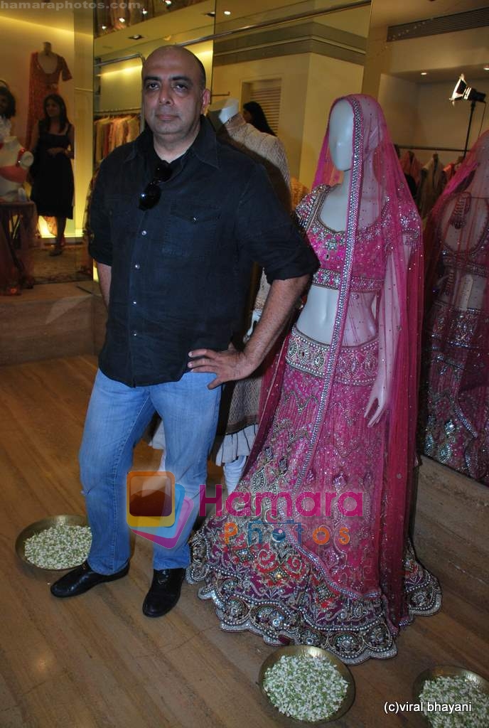 Tarun Tahiliani unveils his bridal couture collection in Bandra on 29th July 2009