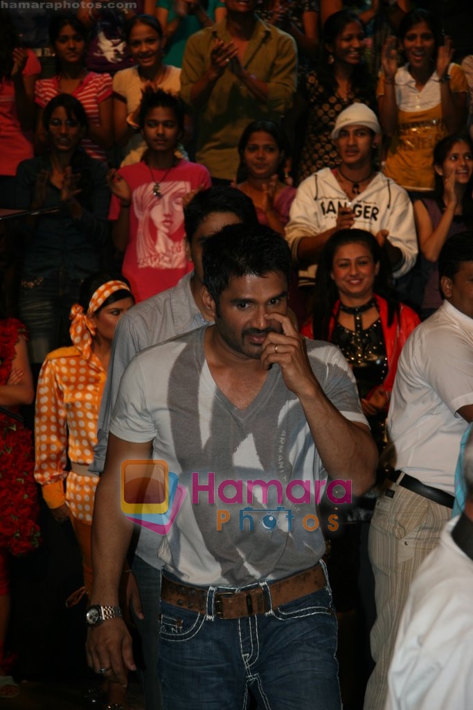 Sunil Shetty on the sets of Boogie Woogie in Andheri, Mumbai on 31st July 2009 