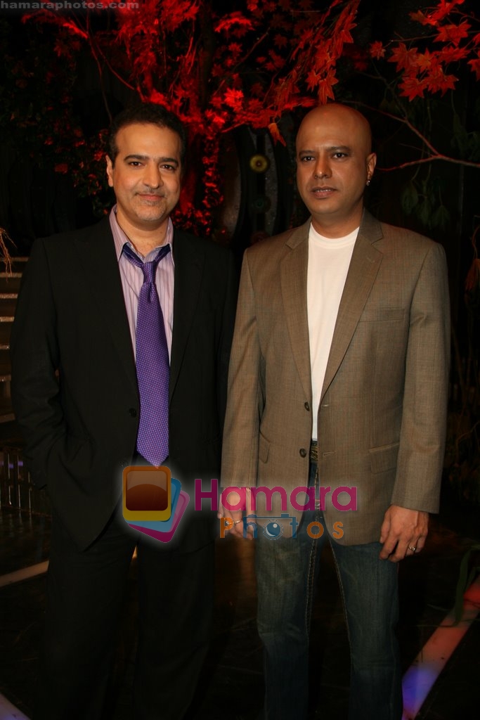 Ravi Behl, Naved on the sets of Boogie Woogie in Andheri, Mumbai on 31st July 2009 