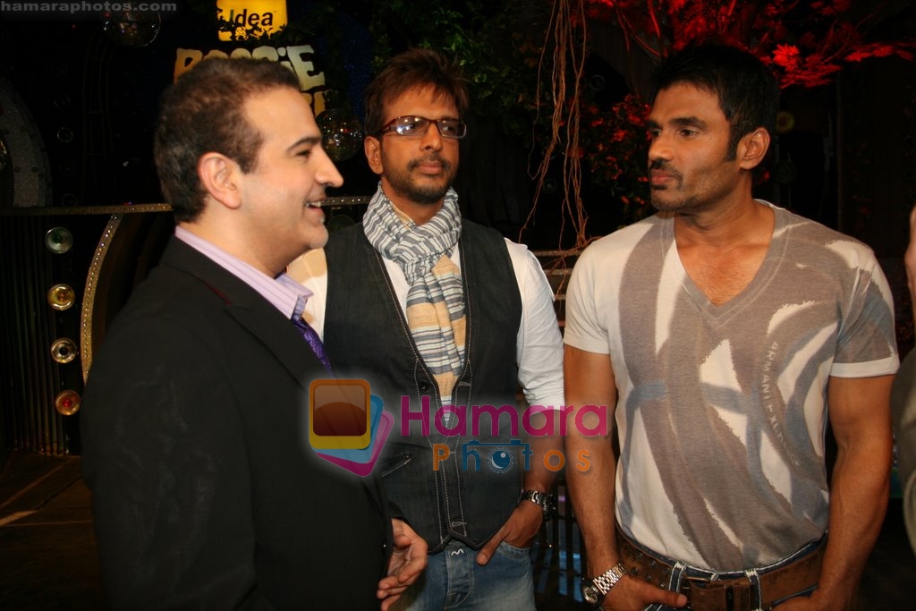 Sunil Shetty, Javed Jaffery on the sets of Boogie Woogie in Andheri, Mumbai on 31st July 2009 