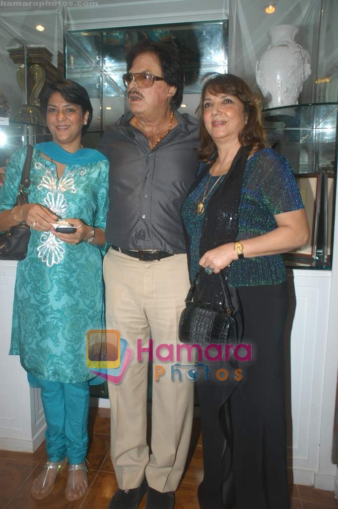 Priya Dutt, Sanjay Khan, Zarine Khan at Ohm art exhibition in Juhu on 6th Aug 2009 