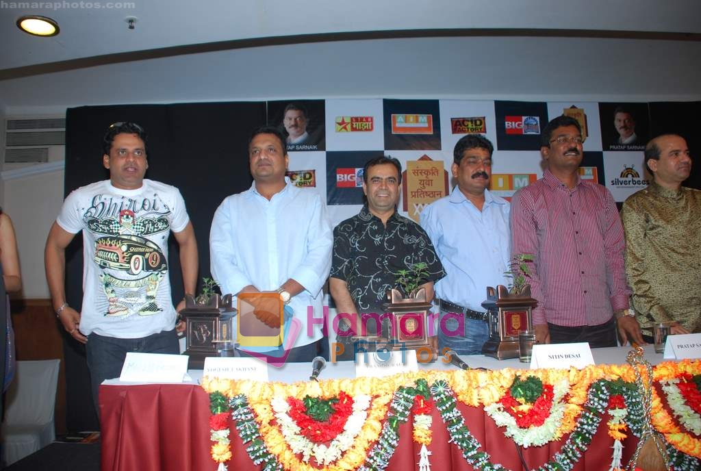 Manoj Bajpai, Sanjay Gupta, Nitin Desai, Suresh Wadkar at Pratap Sarnaik's Dahi Handi meet in Club Millennium on 9th Aug 2009 