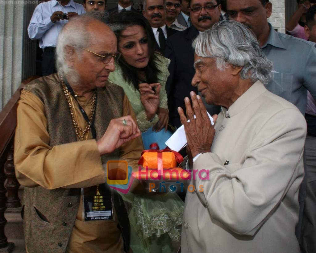 Abdul Kalam, Pandit Jasraj at musicians forum in Bandra Kurla Complex, Mumbai on 9th Aug 2009 