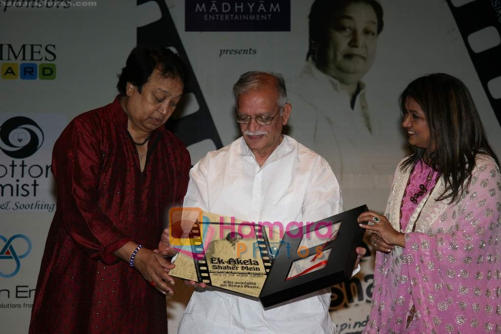Bhupinder, Gulzar and Mitali Singh at the Launch of Mitali and Bhupinder's album Ek Akela Shaher Mein in Nehru Centre on 11th Aug 2009 