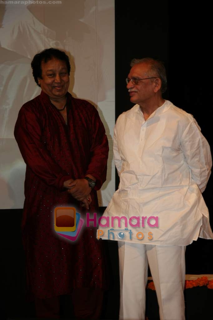 Bhupinder, Gulzar at the Launch of Mitali and Bhupinder's album Ek Akela Shaher Mein in Nehru Centre on 11th Aug 2009 