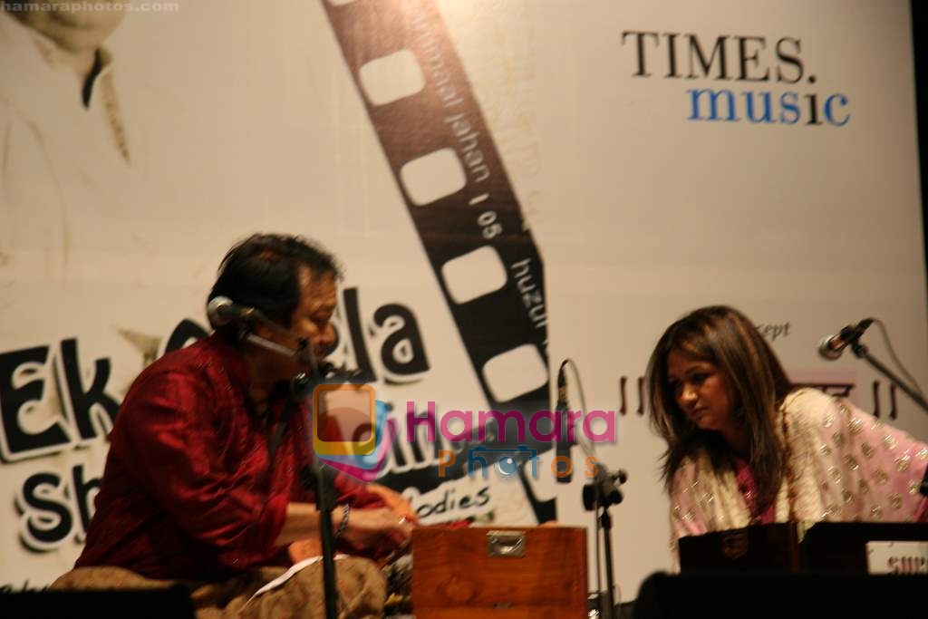 Bhupinder and Mitali Singh at the Launch of Mitali and Bhupinder's album Ek Akela Shaher Mein in Nehru Centre on 11th Aug 2009 