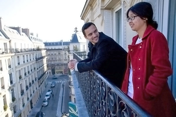 Jake M. Johnson, Charlyne Yi in still from the movie Paper Heart