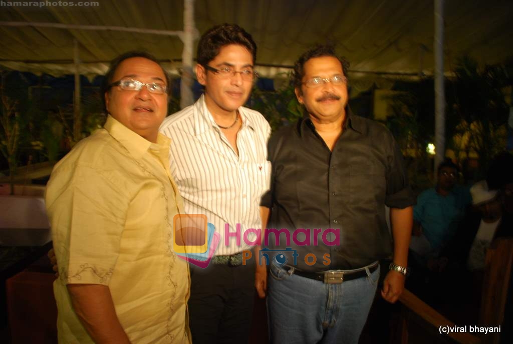 Asif Sheik, Tiku Talsania, Rakesh bedi at Yeh Chanda Kanoon Hai success bash in Seesha Lounge on 13th Aug 2009 