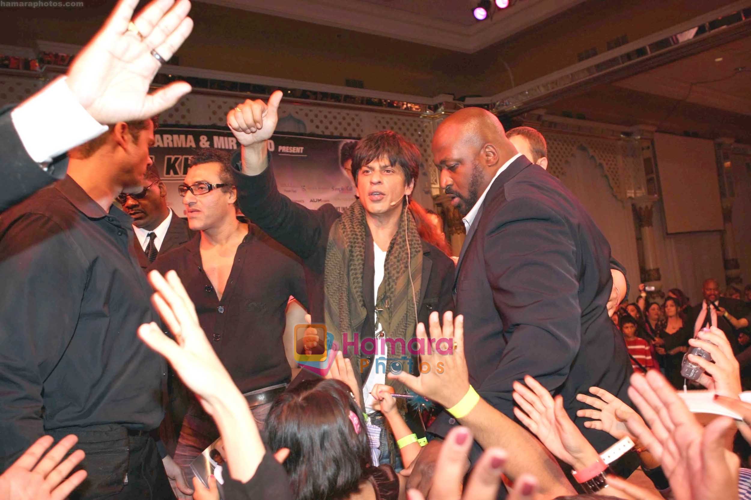 Shahrukh Khan thanking his fans in Atlantic City, New Jersey. Courtesy- INDIA ANI 