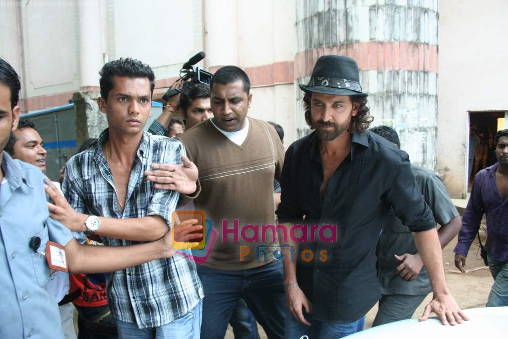 Hrithik Roshan on the sets of Farah Khan's chat show Tere Mere Beach Mein in Filmcity on 16th Aug 2009 
