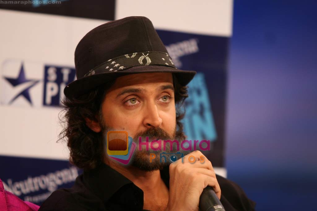 Hrithik Roshan on the sets of Farah Khan's chat show Tere Mere Beach Mein in Filmcity on 16th Aug 2009 