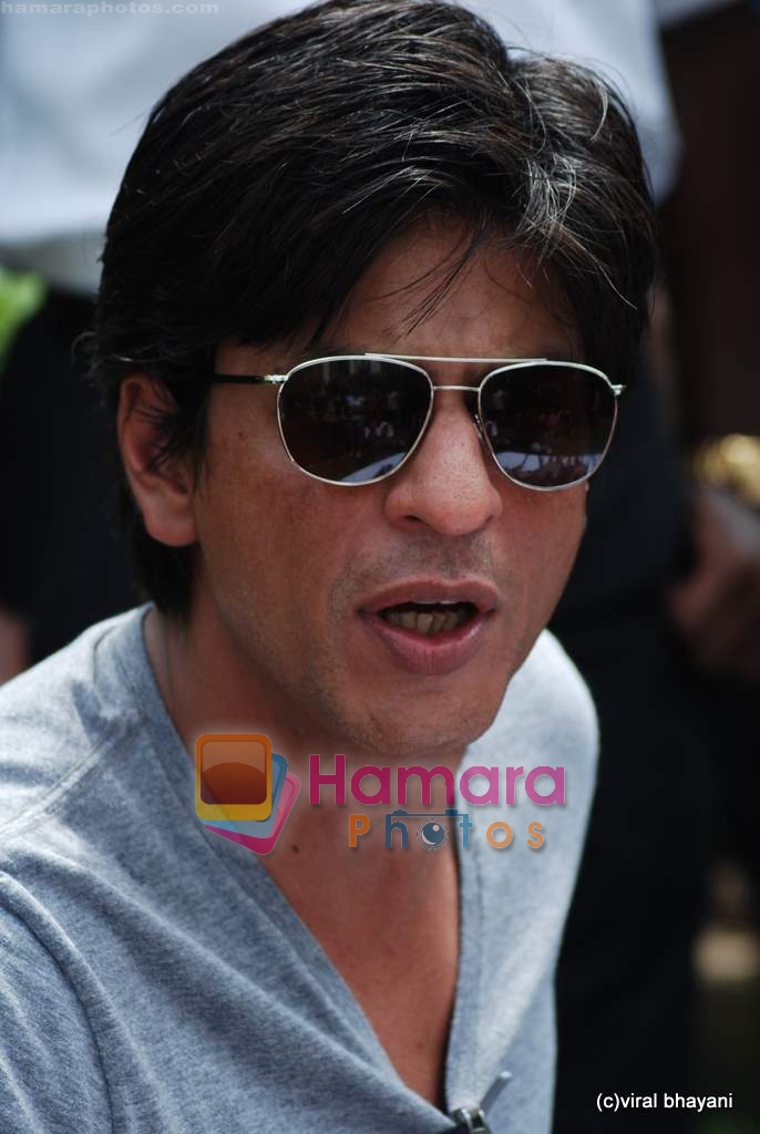 Shahrukh Khan at his Residence / Most Viewed Bollywood Photos - Bollywood  Photos