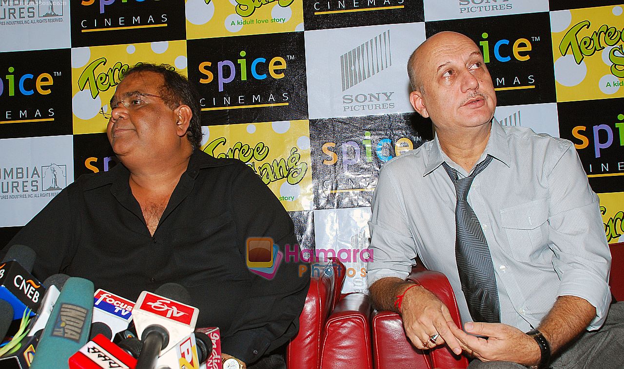 Satish Kaushik, Anupam Kher at the Press Conference and Premiere of film Teree Sang in Spice World, Noida on 6th Aug 2009 