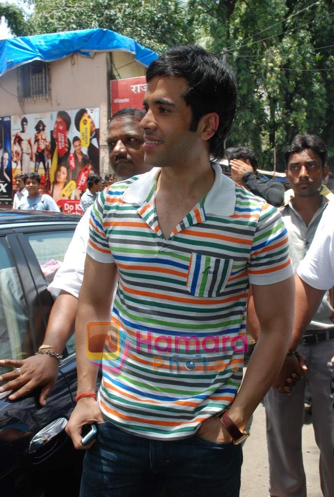 Tusshar Kapoor sell the tickets to promote the film in Galaxy, Bandra on 17th Aug 2009 