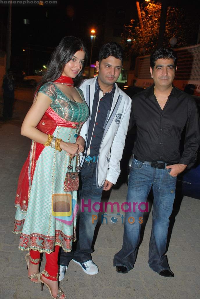 Divya Khosla, Bhushan and Kishan Kumar at Kaminey success bash in Vie Lounge on 18th Aug 2009 