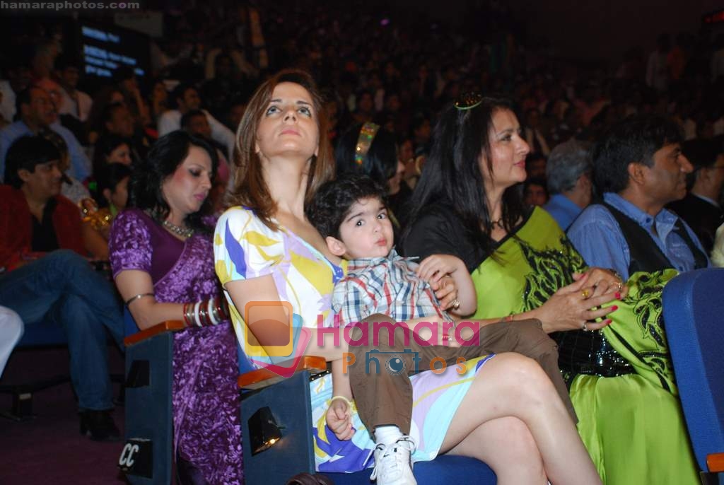 Suzanne Roshan with her son at Rajiv Gandhi Awards in NCPA on 19th Aug 2009 