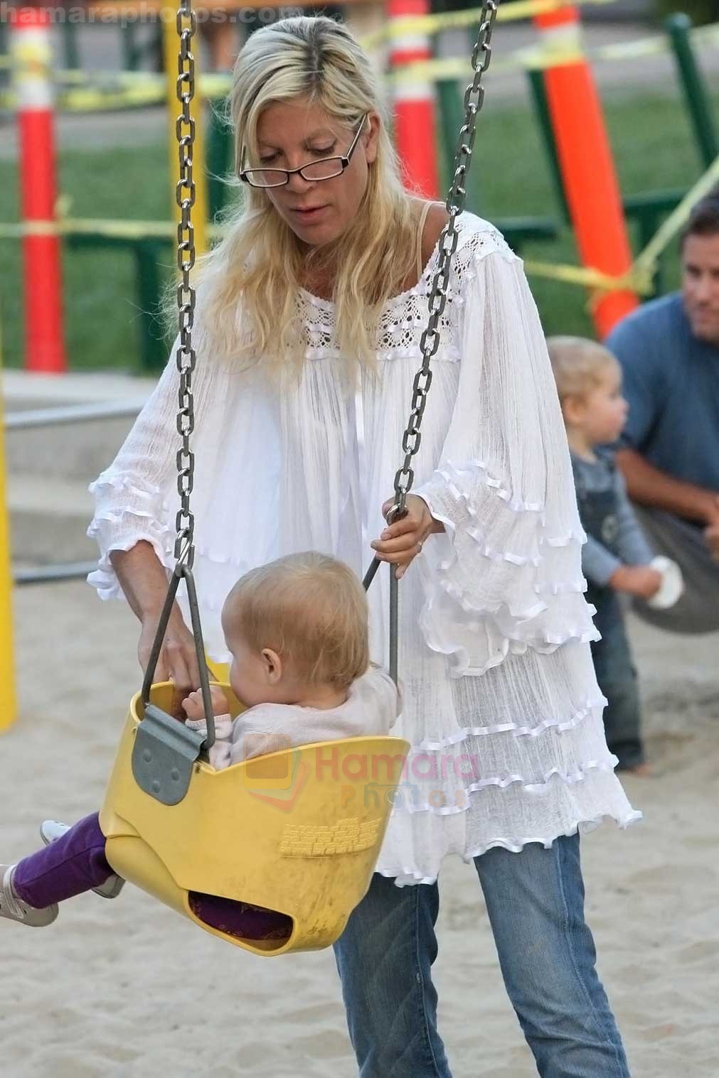 Tori Spelling eating lunch after taking their children to Cross Creek Park Malibu, California - 19.08.09 - IANS-WENN