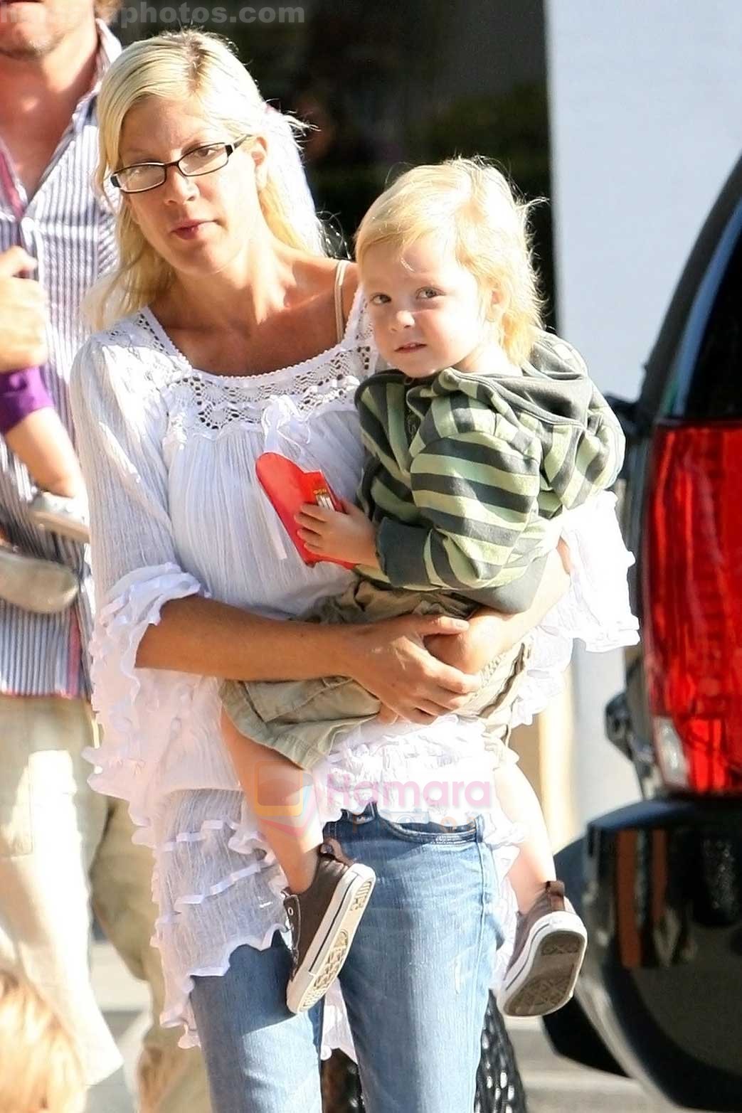 Tori Spelling eating lunch after taking their children to Cross Creek Park Malibu, California - 19.08.09 - IANS-WENN 