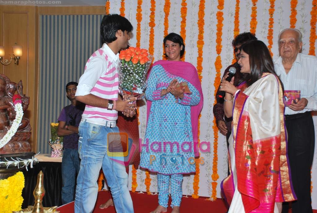 Sonali Rathod, Priya Dutt at the Launch of Roopkumar and Sonali Rathod's album Ishtdev Ganpati in BJN on 19th Aug 2009 