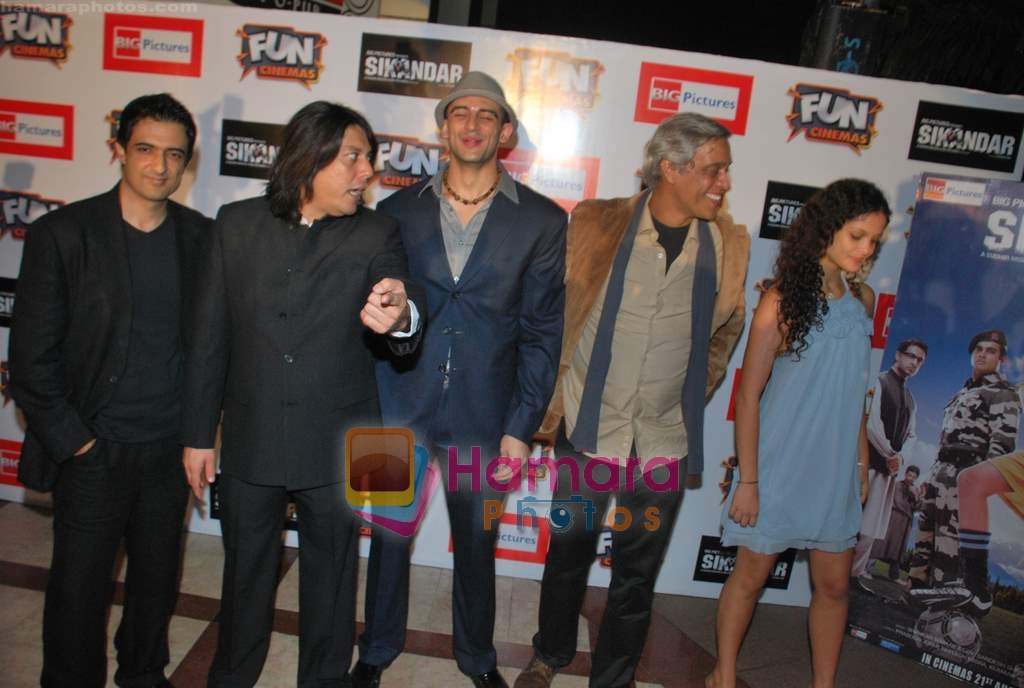 Ayesha Kapoor, Arunoday Singh, Piyush Jha, Sudhir Mishra, Sanjay Suri at Sikandar premiere  in Fun on 20th Aug 2009 