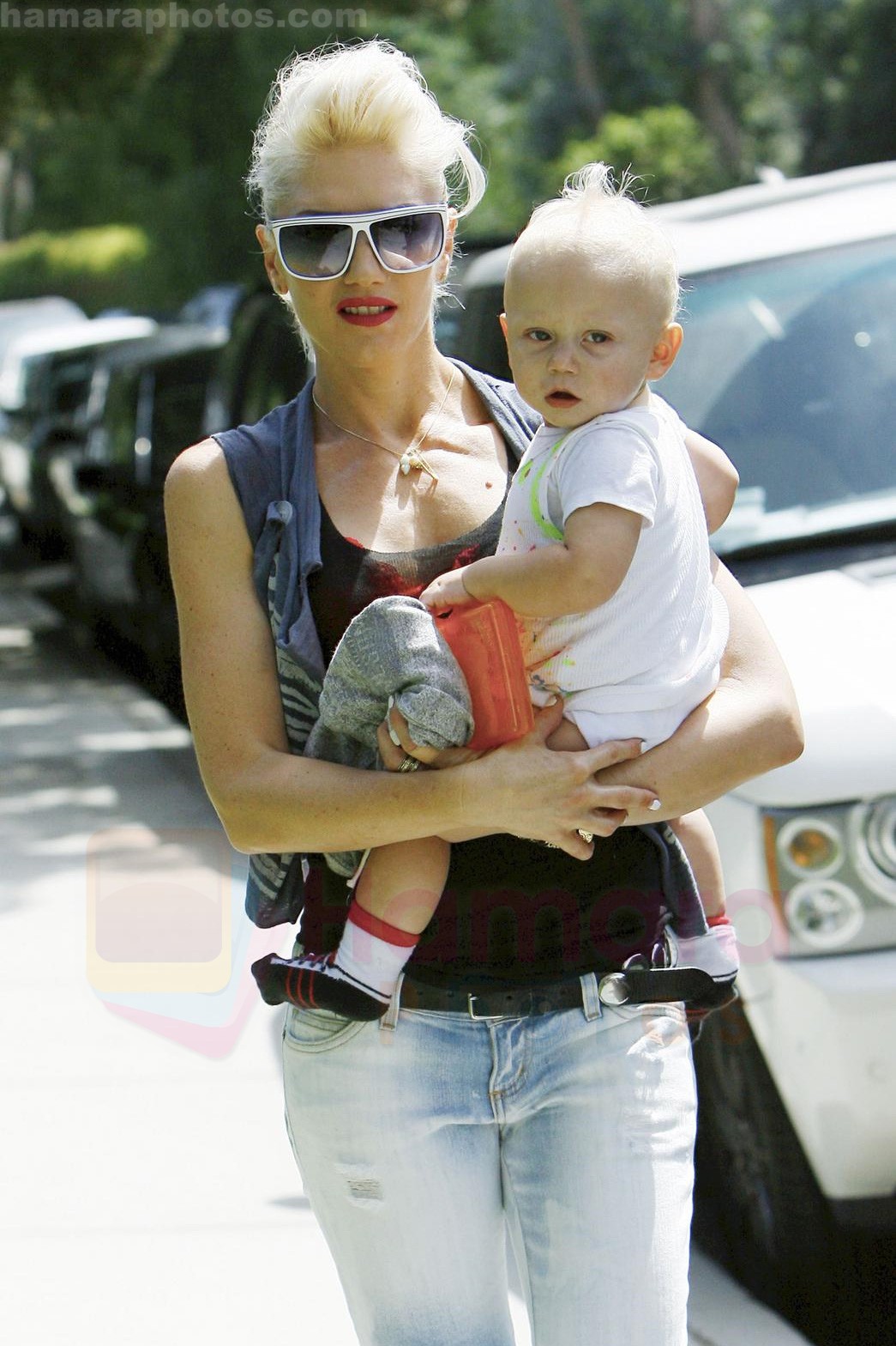 Gwen Stefani and her daughter Zuma goes shopping at Bristol Farms then stop by the park to change Zuma on 22-08-09