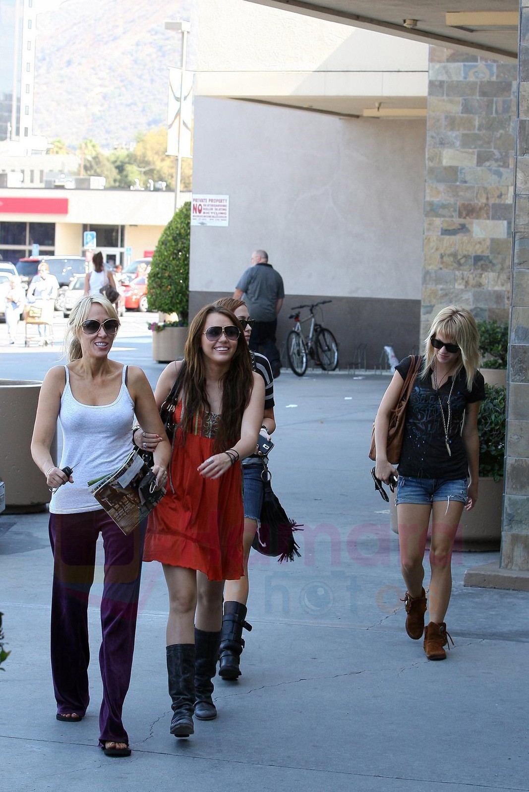 Miley Cyrus at the hair and tanning salon with mum in Studio City, Los Angeles, California - 23rd August 2009 - IANS-WENN 