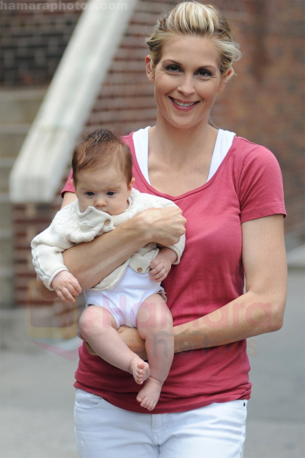 Kelly Rutherford on the set of GOSSIP GIRL in New York City on 25th August 2009 - IANS-WENN 