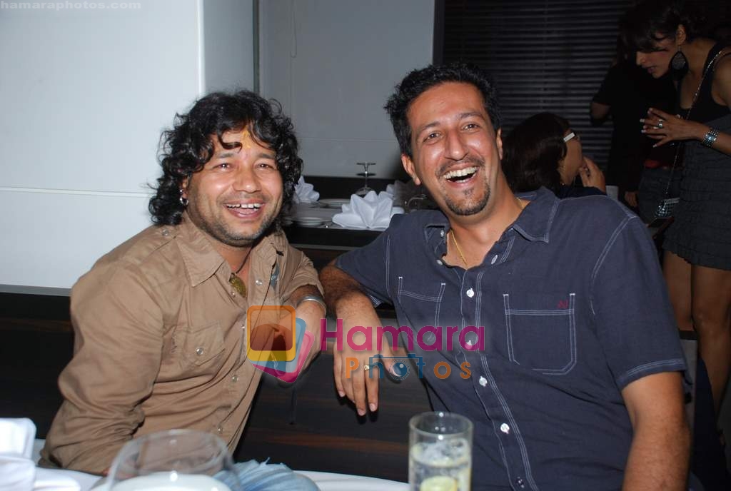Kailash Kher at Sonal Sehgal's bash in Puro, Bandra on 26th Aug 2009 